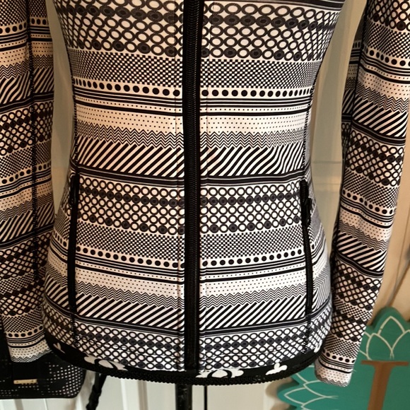 Super cute and comfy Lorna Jane hoodie with front zip and thumb holes. - Picture 4 of 15